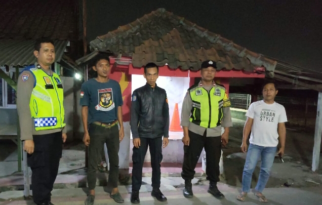 Bhabinkamtibmas Polsek Klari Dampingi Warga Lakukan Siskamling