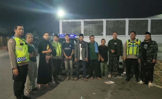 ‎Personel Polsek Klari Laksanakan Patroli Sapa Warga dan Silaturahmi Kamtibmas Bersama Para Santri di Masjid Syeh Rahman, Desa Gintungkerta ‎
