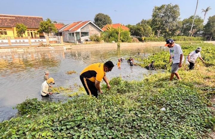 Polsek Telagasari Laksanakan Kerja Bakti Di Desa Kalibuaya, Wujudkan Kepedulian Terhadap Lingkungan