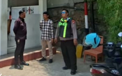 Personel Patroli Telukjambe Barat Berikan Penyuluhan Kamtibmas kepada Security AsiaLink