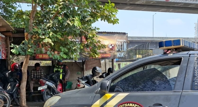 ‎Personel Patroli Polsek Telukjambe Barat Sapa Warga di Pangkalan Ojeg Karawang Barat ‎