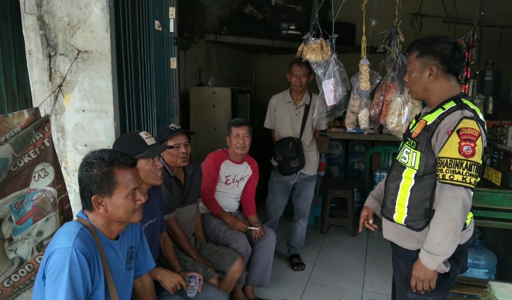‎Polisi Bersama Masyarakat, Personel Polsek Klari Sapa Sopir Angkot di Depan SPBU Desa Duren, Sampaikan Pesan Kamtibmas