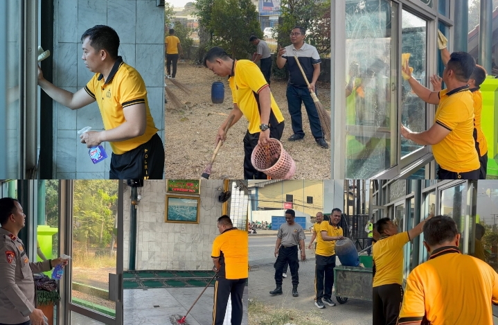 ‎Polsek Klari Bersama Personel Polresta Karawang Gelar Green Policing, Bersihkan Masjid Al-Kasiah
