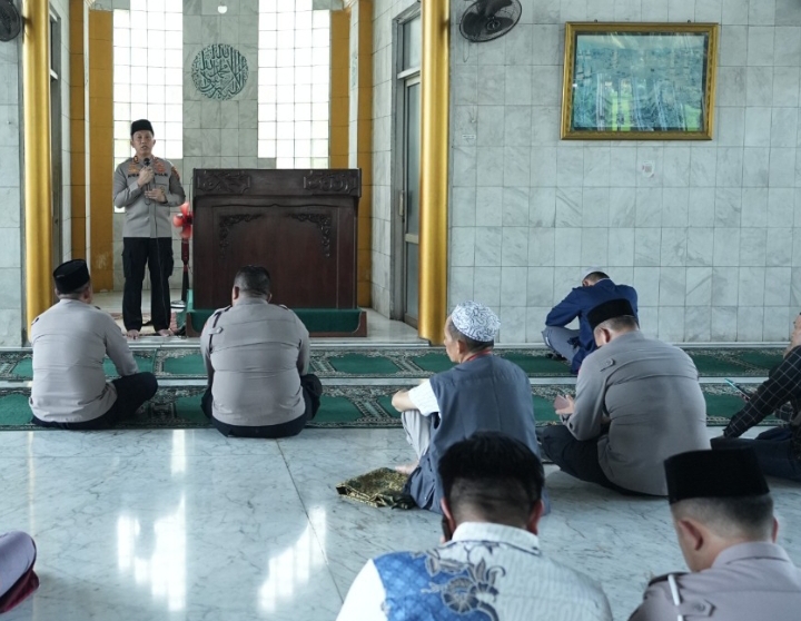 Jumat Keliling di Masjid Al-Kasiah, Polresta Karawang Bersama Masyarakat Melaksanakan Dengan Khusyuk