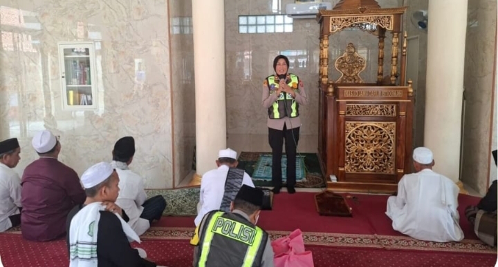 Bangun Kedekatan dengan Warga, Kapolsek Telukjambe Barat Rutin Sholat Subuh Berjamaah ‎