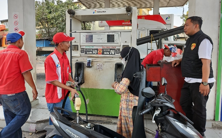 ‎​Jaga Kamtibmas dan Kelancaran Distribusi BBM, Personil Polsek Klari Sambangi SPBU