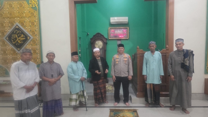 ‎​Ciptakan Kamtibmas Kondusif, Polsek Klari Gelar Sholat Subuh Berjamaah Bersama Warga