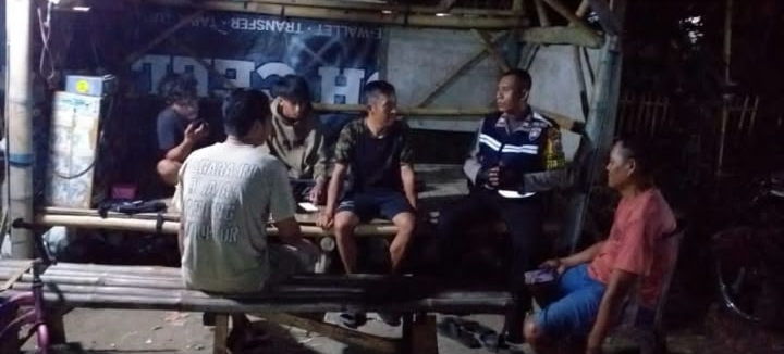 Bhabinkamtibmas Polsek Jatisari Gencarkan Siskamling dan Pastikan Lingkungan Masyarakat Tetap Aman
