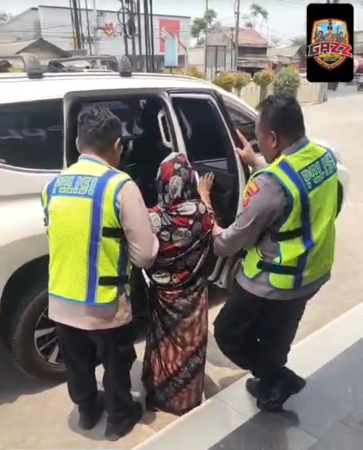 Nenek Pikun Lupa Jalan Pulang, Personel Polsek Klari Antar ke Rumahnya di Bojong