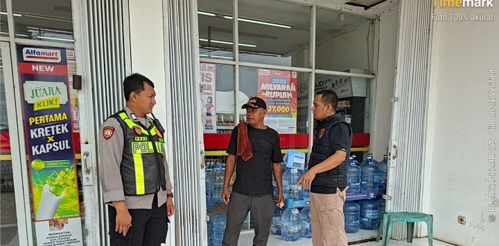 Personil Polsek Telukjambe Barat Sambangi Juru Parkir Alfamart di Desa Karangmulya