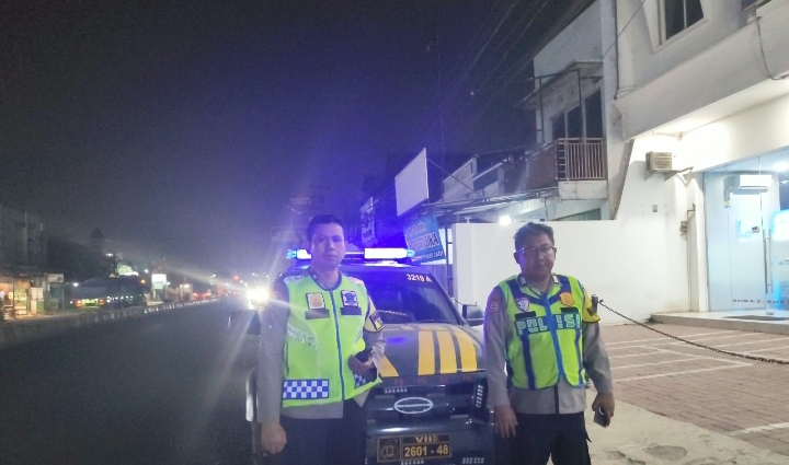 ‎Pastikan Kamtibmas Pagi Hari Kondusif, Personel Polsek Klari Gelar Patroli Subuh Sasar Jalan Raya Klari Kosambi