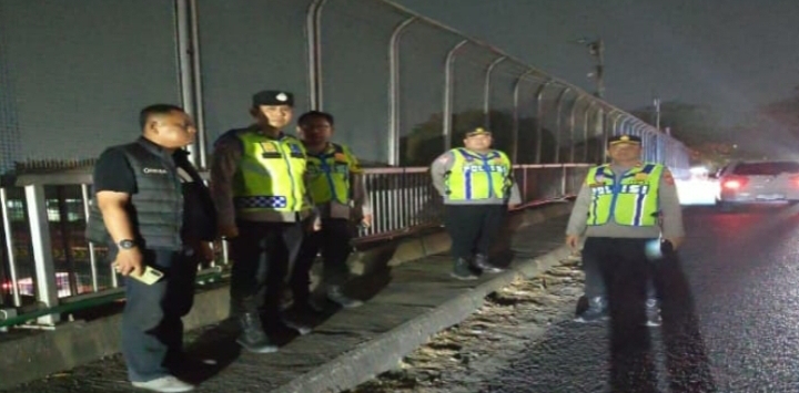 Kapolsek Klari Turun Langsung Laksanakan Pengamanan dan Monitoring Kepulangan Supporter Viking Persib Dari Stadion Pakansari Bogor