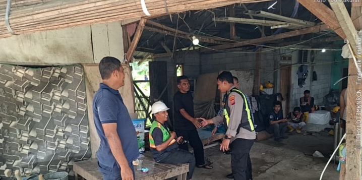 Personel Polsek Telukjambe Barat Sapa Warga, Pererat Silaturahmi dan Jaga Kamtibmas ‎