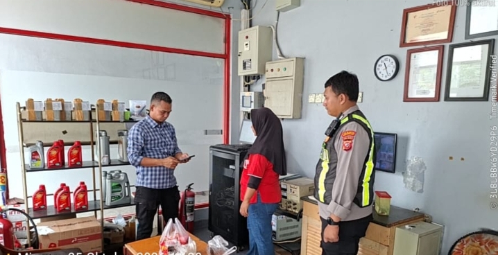‎​Jaga Kamtibmas dan Kelancaran Distribusi BBM, Personil Telukjambe Barat Sambangi SPBU ‎