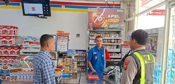 ‎Personel Polsek Telukjambe Barat Imbau Kamtibmas kepada Karyawan Indomaret