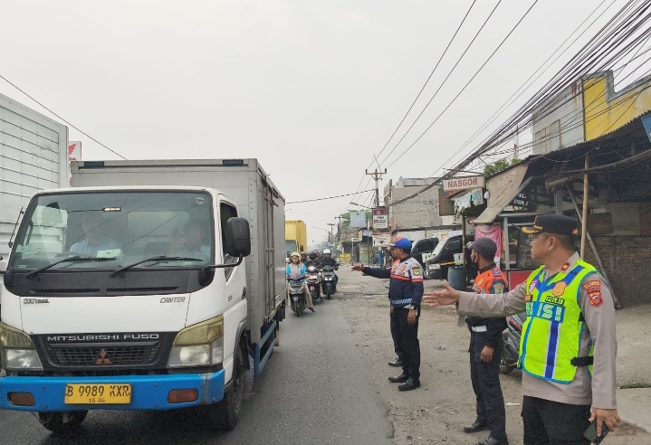 Polsek Klari Bersama Dishub Gelar Sapa Pagi Lakukan Pengaturan Arus Lalu Lintas