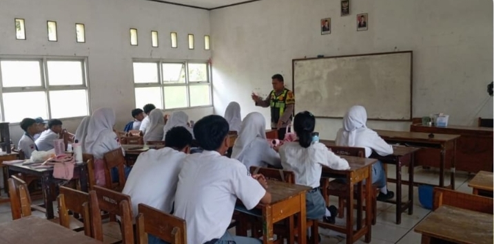 ‎Police Goes to School, Polsek Telukjambe Barat Bekali Pelajar