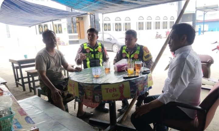 ‎Personel Patroli Polsek Telukjambe Barat Sapa Warga Dusun Kaligandu