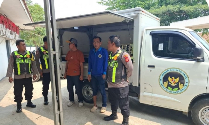 ‎Polisi Telukjambe Barat Patroli Sapa Warga, Sasar SPPG Batutulis Desa Wanasari