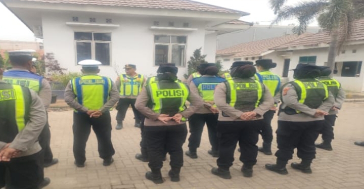 ‎Kapolsek Klari Berikan Arahan Saat Pimpin Apel Kesiapan Pengamanan Aksi Unras Karang Taruna Lingga 156 ke PT Sachman (Eks PT Royal Standard)