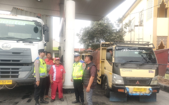 Personel Polsek Klari Monitoring Stok BBM di SPBU Duren