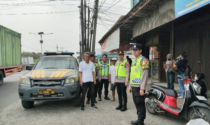 Polsek Klari Patroli Siang, Sapa Warga di Pertigaan Kopel Desa Cibalongsari