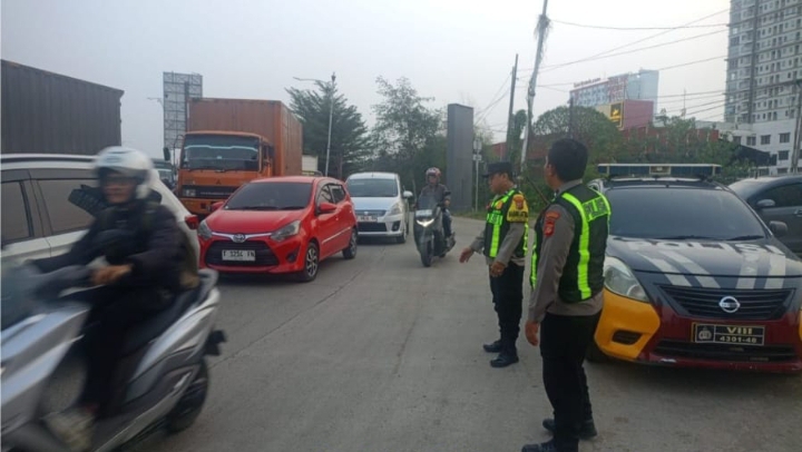 Polsek Telukjambe Barat Gelar Sapa Pagi Lakukan Pengaturan Arus Lalu Lintas