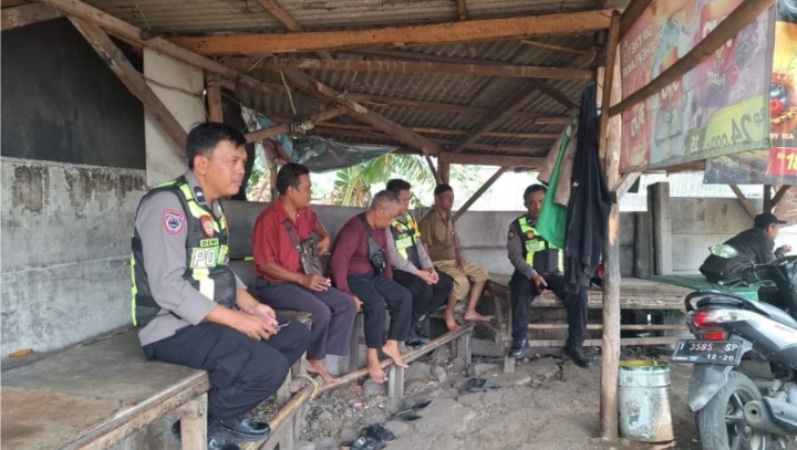 Patroli Polsek Telukjambe Barat Sapa Warga di Pangkalan Ojeg