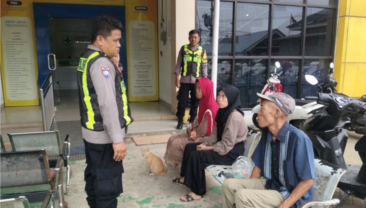 ‎Personel Polsek Telukjambe Barat Sapa Warga Saat Berada di Puskesmas Wanakerta