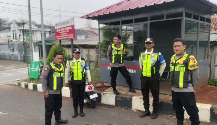 Personel Patroli Telukjambe Barat Beri Penyuluhan Kamtibmas ke Security KCIC