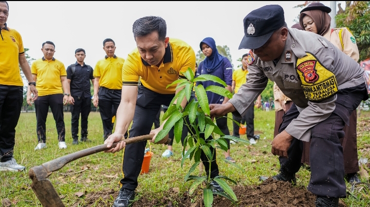 Polresta Karawang Gelar Penanaman Pohon Untuk Dukung Program Green Policing Kapolri