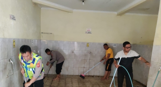 Polsek Klari Laksanakan Kegiatan Green Policing Dalam Rangka Polisi Bersama Masyarakat di Masjid Miftahutaqwa
